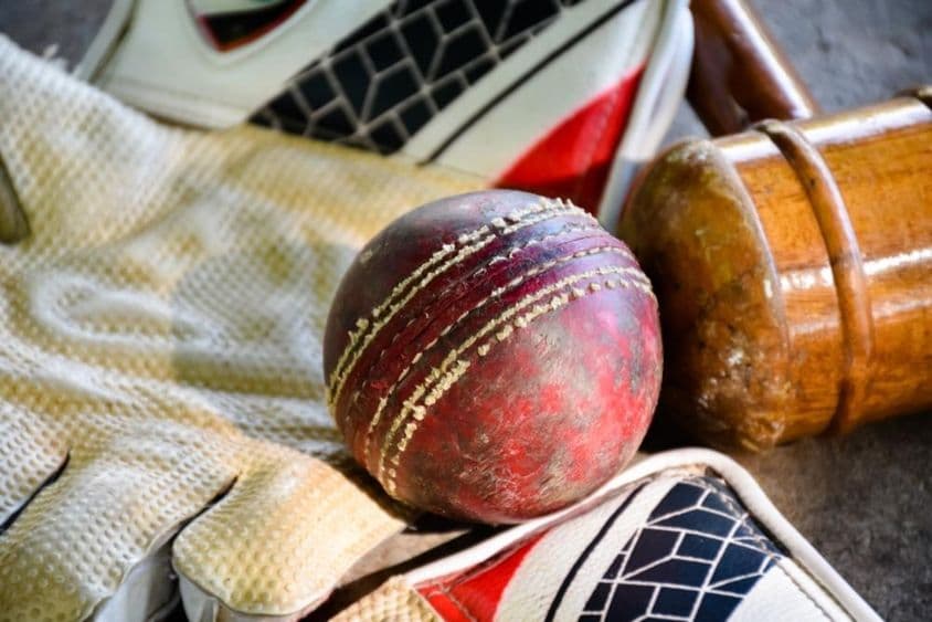 Cricket-Ausrüstung, Ball, Handschuh und Schläger.