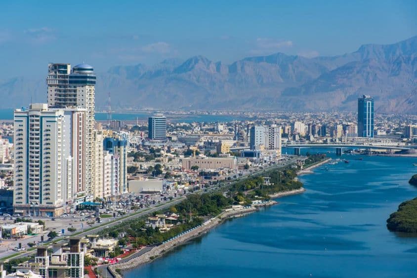 Ras al Khaimah nördlich von Dubai, mit Blick auf die Stadt und Jebal Jais.