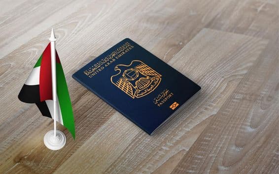 Vereinigte Arabische Emirate Reisepass auf Holzoberfläche, mit einer Nationalflagge.