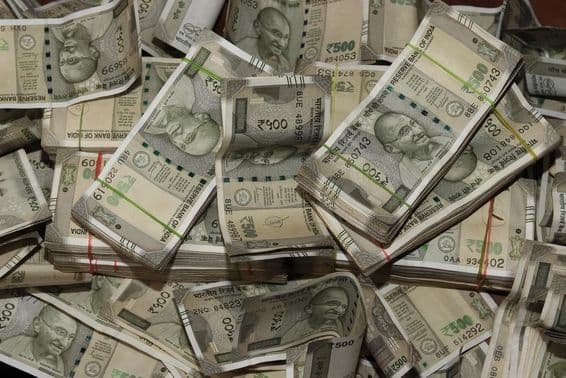 Stapel indischer Währung, 500-Rupien-Noten.