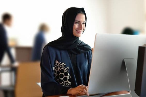 Arabischer Lehrer in der Schule, Abaya und Hijab tragend.