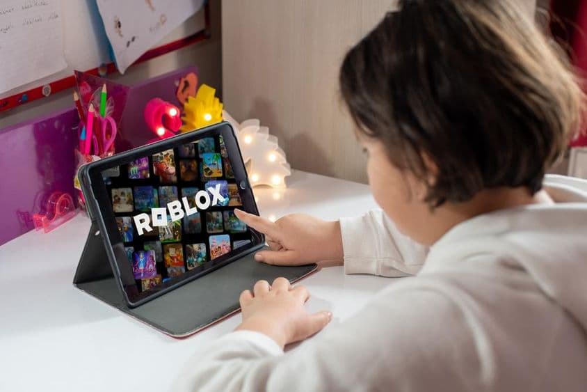 Junges Mädchen spielt Roblox-Spiel.