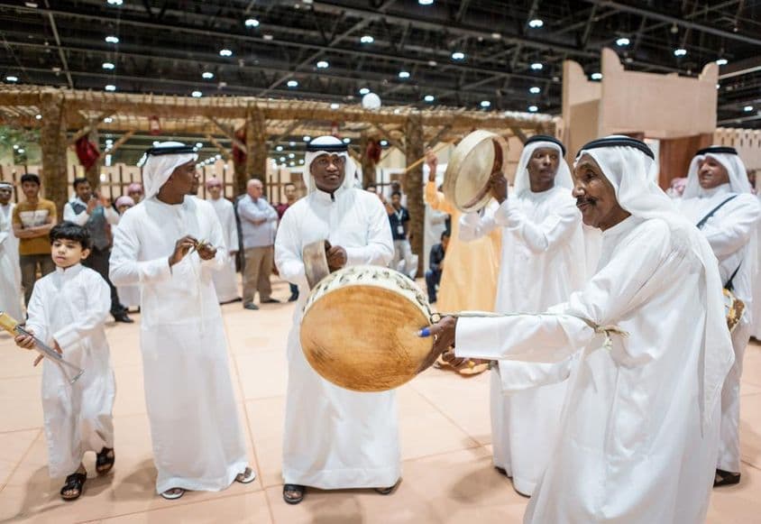 Emiratischer Tanzauftritt auf der Abu Dhabi International Hunting and Equestrian Exhibition.