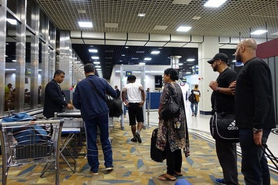 Flugreisende passieren die Sicherheitskontrollen am Dubai International Airport.