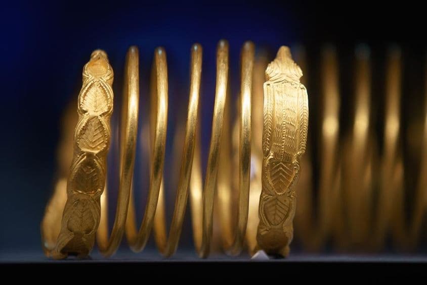 Goldarmbänder aus massivem Gold zum Verkauf ausgestellt.
