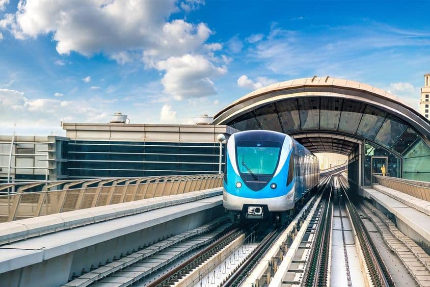 Dubai Metro an einem Sommertag in Dubai.