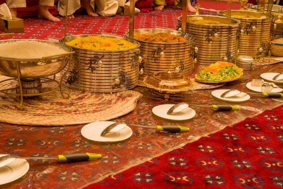 Blick auf den goldenen Banketttisch für Gäste in Dubai.