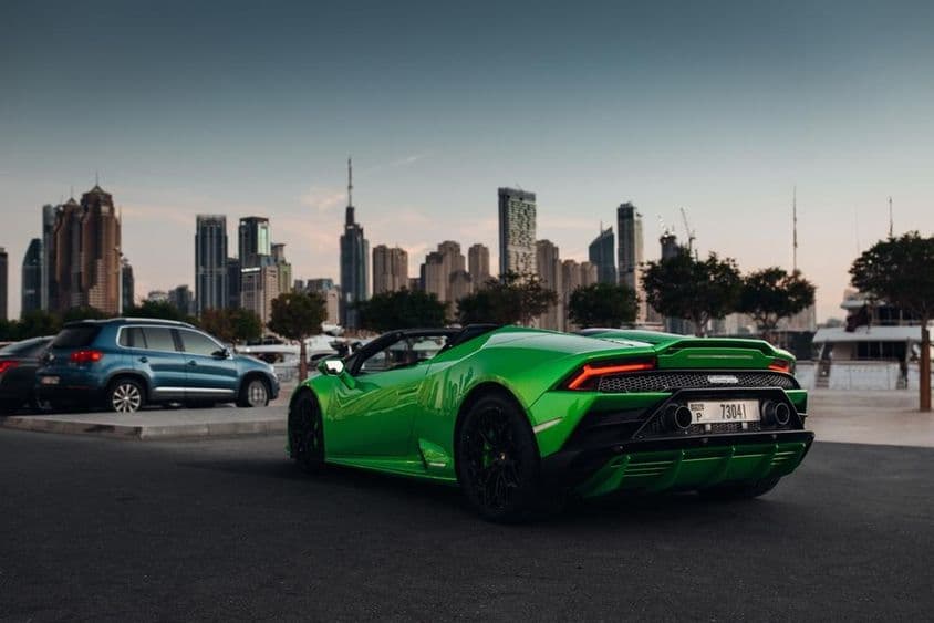 Lamborghini Huracan Spyder auf einem Hafenparkplatz.