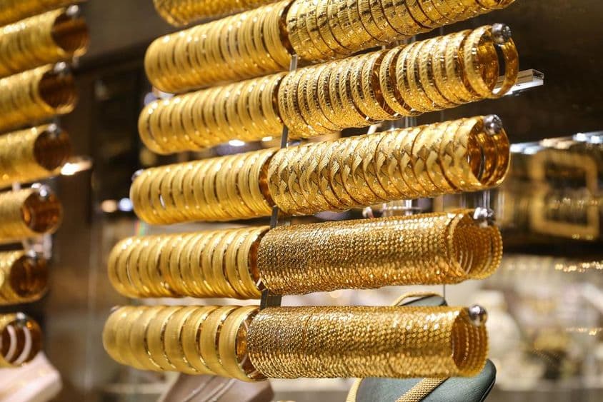 Goldene Armbänder im Schaufenster eines Juweliergeschäfts in Dubai.