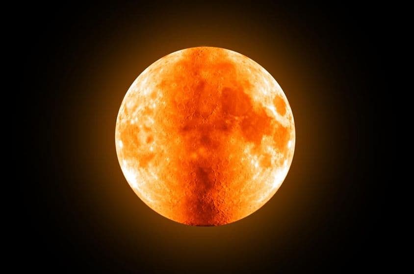 Roter Vollmond am Himmel.