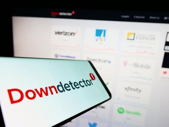 Ein Bildschirm vor einer Website mit der Downdetector-Online-Plattform.