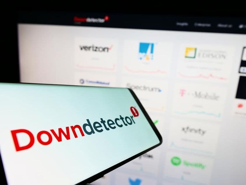 Ein Bildschirm vor einer Website mit der Downdetector-Online-Plattform.