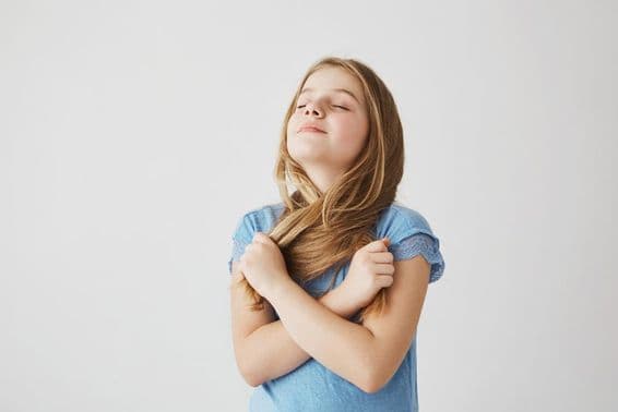 Hübsches blondes Mädchen atmet tief frische Luft ein.