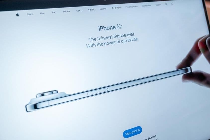 Die iPhone Air Produktseite auf der Apple-Website, angezeigt auf einem MacBook-Bildschirm.
