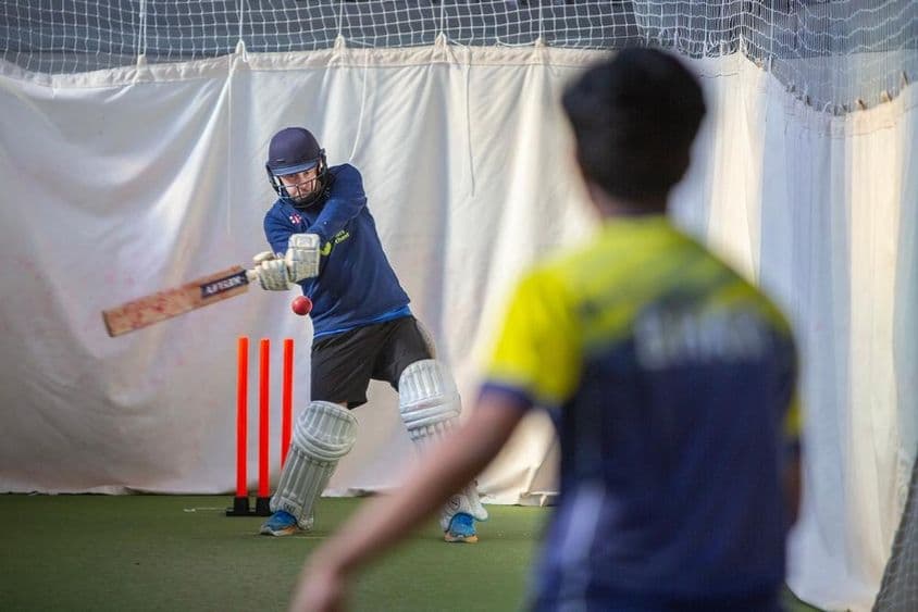 Mitglieder eines Cricket-Clubs beim Indoor-Wintertraining.