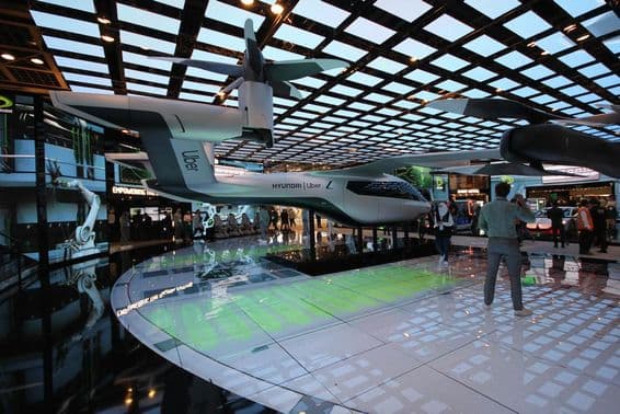 Modell eines voll ausgestatteten Hyundai Uber Lufttaxis im Etisalat-Pavillon ausgestellt.