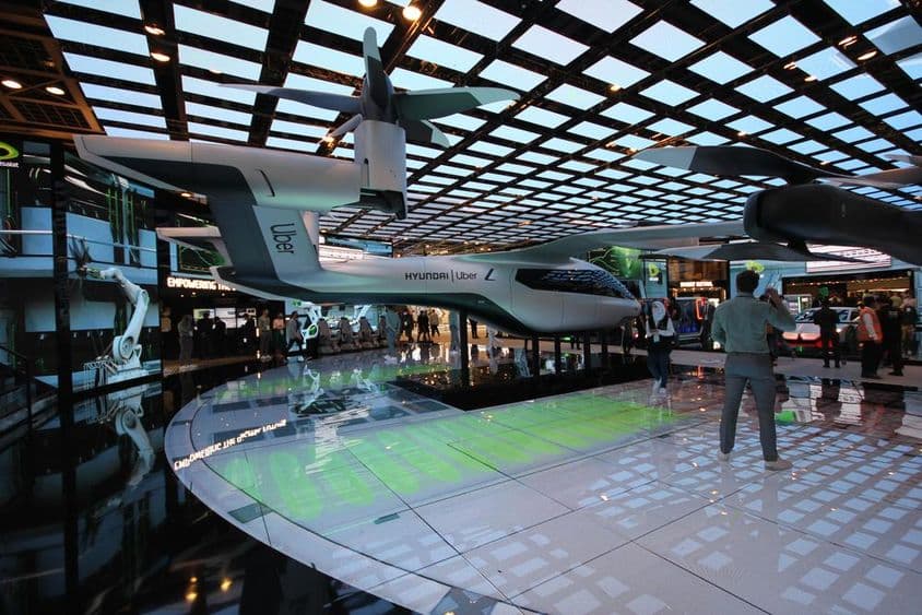 Modell eines voll ausgestatteten Hyundai Uber Lufttaxis im Etisalat-Pavillon ausgestellt.
