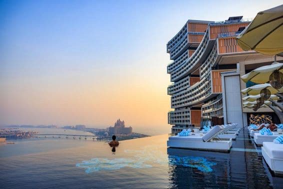 Sonnenuntergang über einem Infinity-Pool mit Blick auf die Palm Jumeirah im Atlantis Royal.