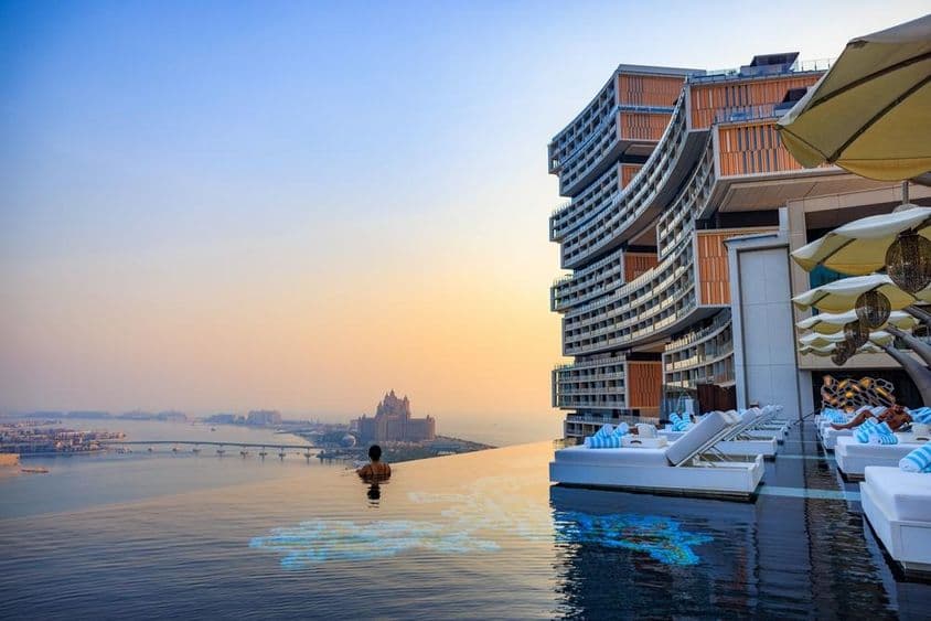 Sonnenuntergang über einem Infinity-Pool mit Blick auf die Palm Jumeirah im Atlantis Royal.