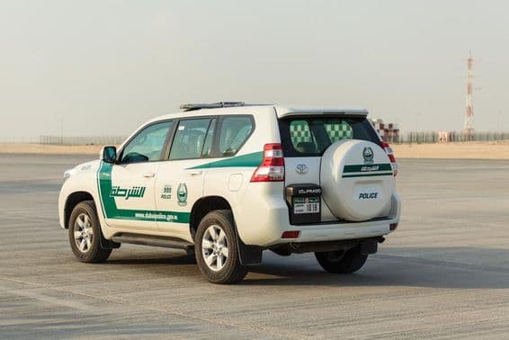 Ein Polizeiauto in Dubai wartet.