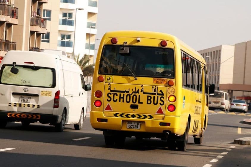 Gelber Schulbus in Dubai für den Schülertransport.