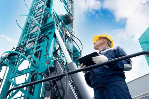 Industriebetreiber nutzt ein digitales Tablet zur Steuerung einer Bohrplattform.