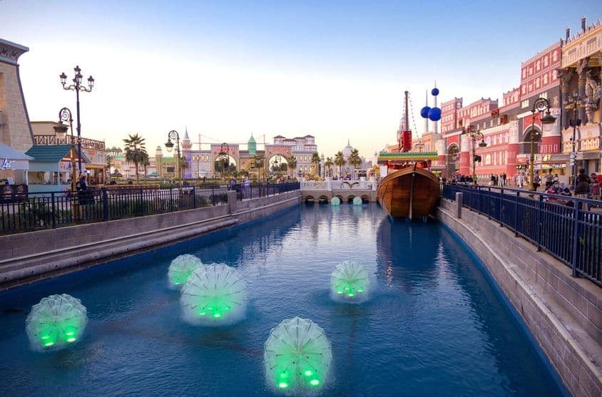 Schöner Blick auf die Landpavillons im Global Village, Dubai.