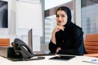 Geschäftsfrau aus dem Nahen Osten trägt traditionelle arabische Abaya im Büro.