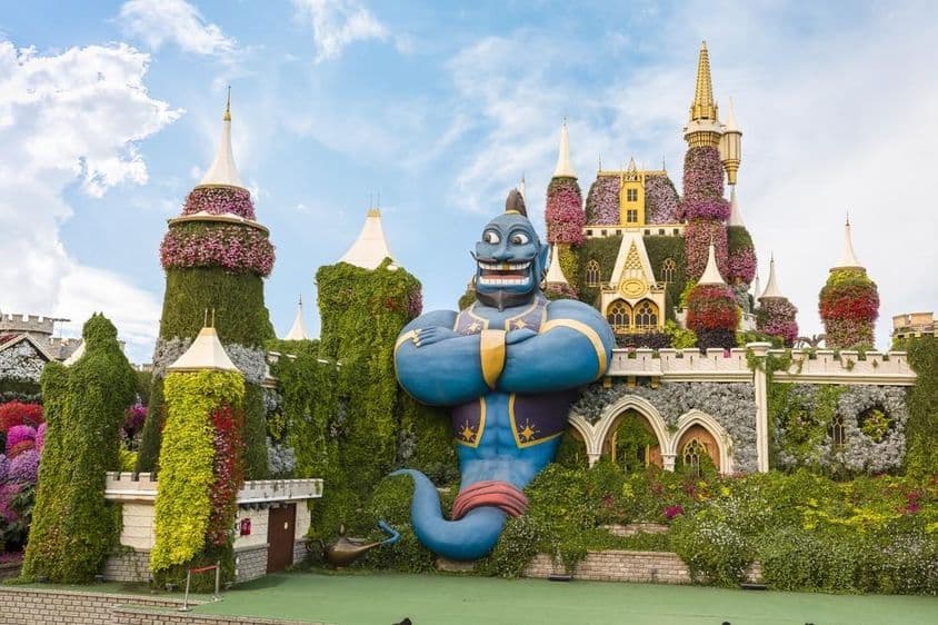 Riesige Märchen-Genie-Figur im Dubai Miracle Garden.