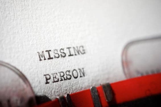 Text über eine vermisste Person, der auf einer Schreibmaschine getippt wurde.