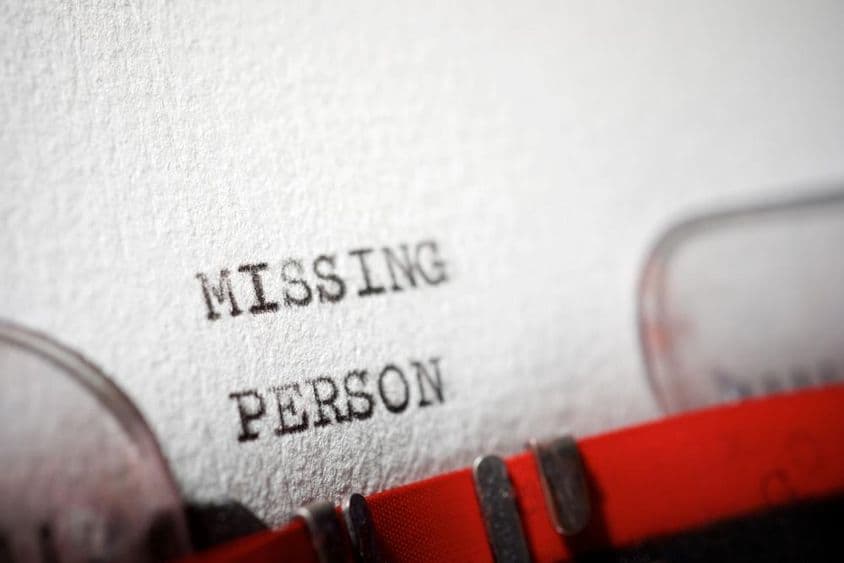 Text über eine vermisste Person, der auf einer Schreibmaschine getippt wurde.