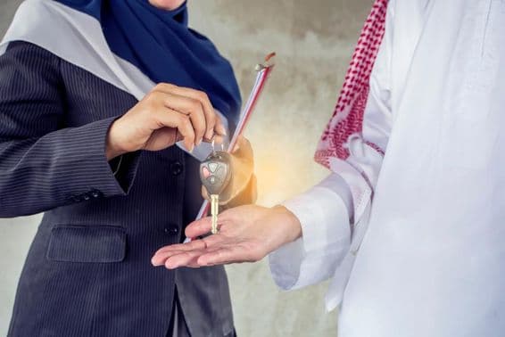Schlüsselübergabe an einen Mieter.