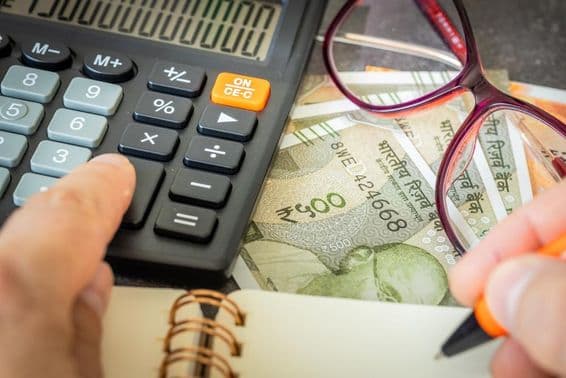 Finanzberechnungen in indischen Rupien.