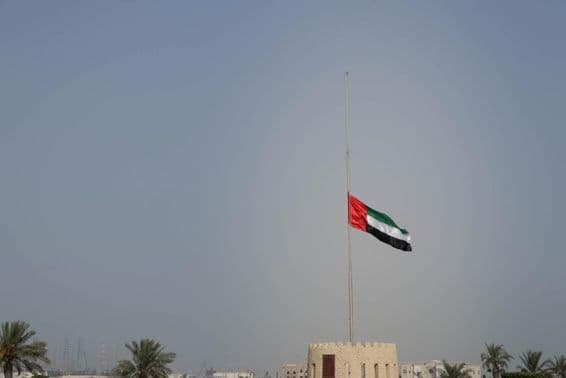 Flagge der Vereinigten Arabischen Emirate auf Halbmast in Sharjah.