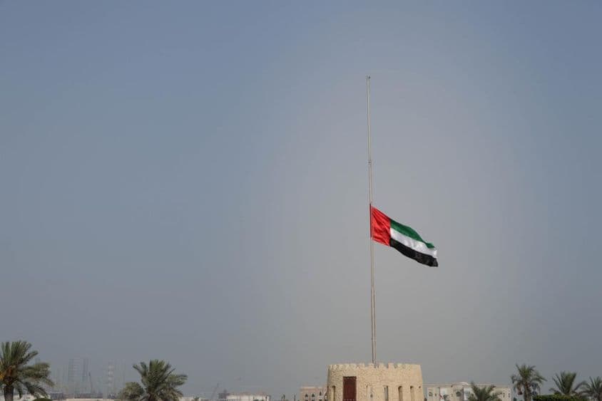 Flagge der Vereinigten Arabischen Emirate auf Halbmast in Sharjah.