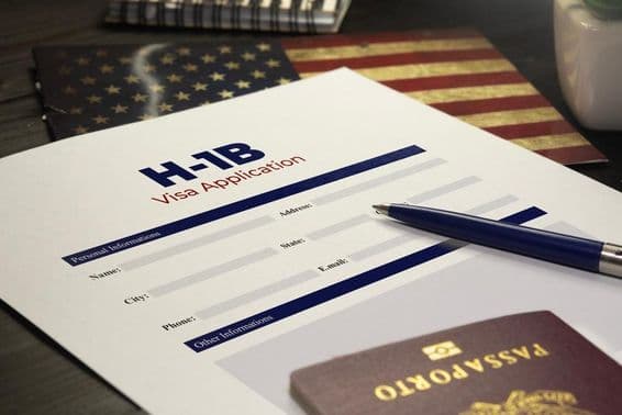 USA H-1B Visa-Antrag auf dem Tisch mit einem Reisepass.