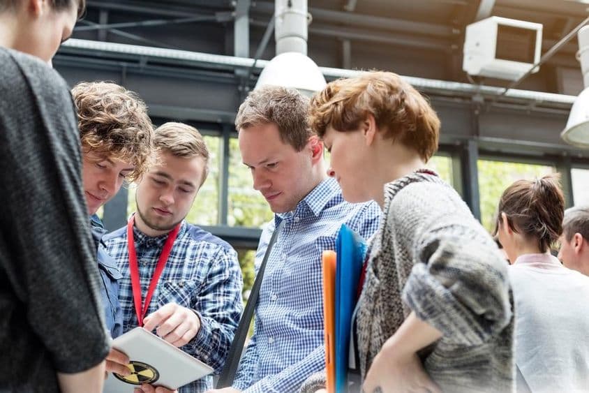 Studenten in einem Messebereich.