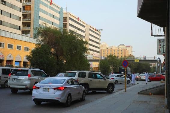 Riad, Saudi-Arabien Verkehr entlang von Wahrzeichen im Al Batha Bezirk.