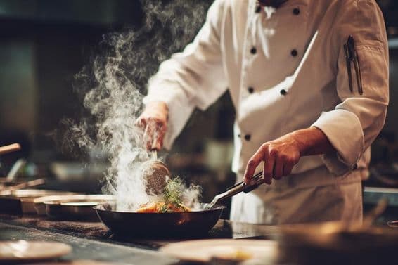 Ein Koch kocht in der Küche