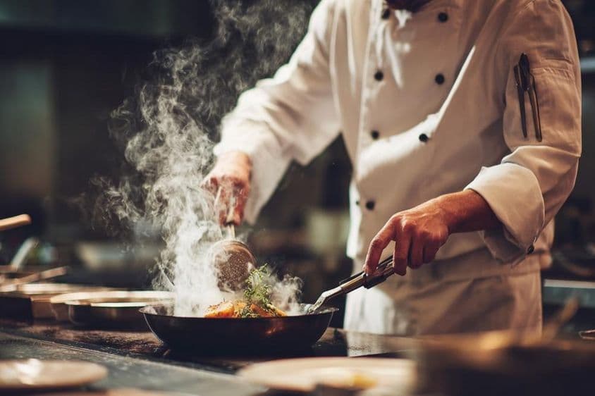 Ein Koch kocht in der Küche