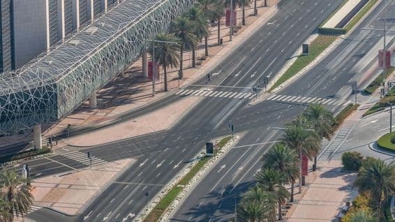 Straße zur Innenstadt von Dubai, Dubai, Vereinigte Arabische Emirate.