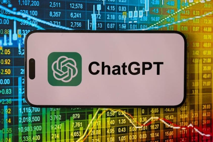 Smartphone zeigt das offizielle Logo von ChatGPT.