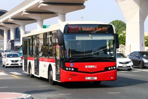 Weißer und roter VDL Citea CLF-120.310 auf den Straßen von Dubai.