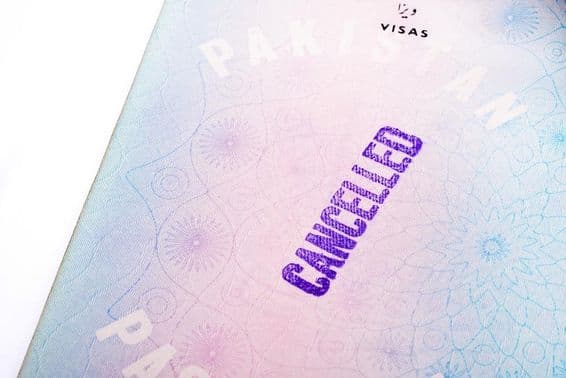 Visumfreier Stempel auf einer alten Pakistanischen Reisepass-Seite.