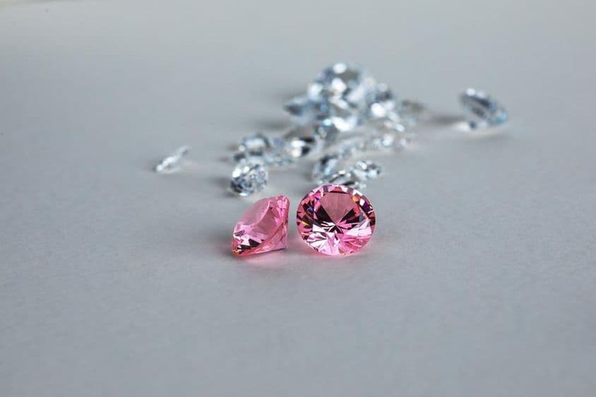 Bunter, im Labor gezüchteter, rundgeschliffener Diamant.