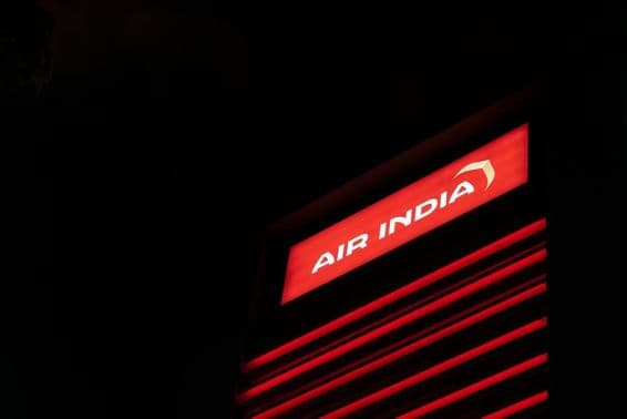 Bild des Air India Logos vor einem schwarzen Hintergrund.