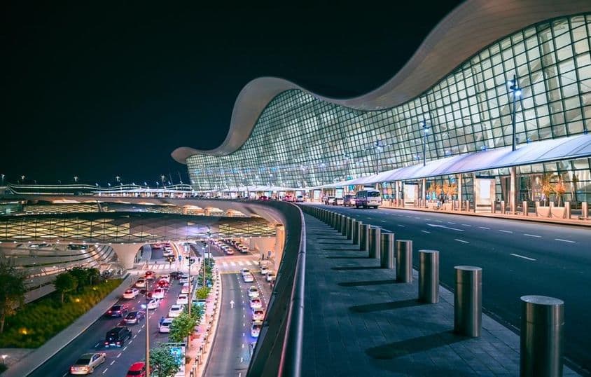 Panoramablick auf den neuen Zayed International Airport bei Nacht in Abu Dhabi.