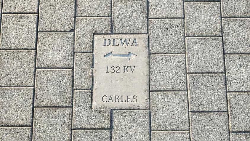 Warnschild der Dubai Electricity and Water Authority auf 132-kV-Kabeln.