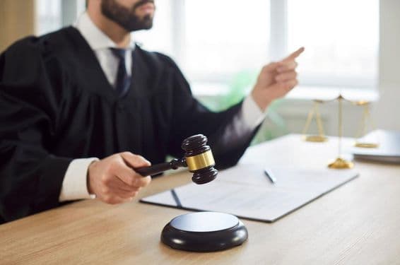 Der Richter schlägt den Hammer und das Gericht verkündet ein Urteil im Gerichtssaal.