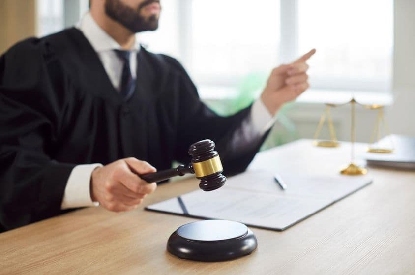 Der Richter schlägt den Hammer und das Gericht verkündet ein Urteil im Gerichtssaal.